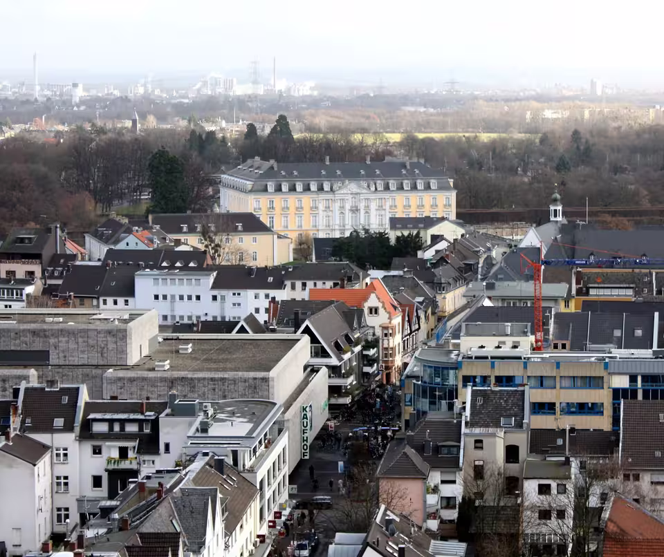 Brühl: Zentrum mit Schloss