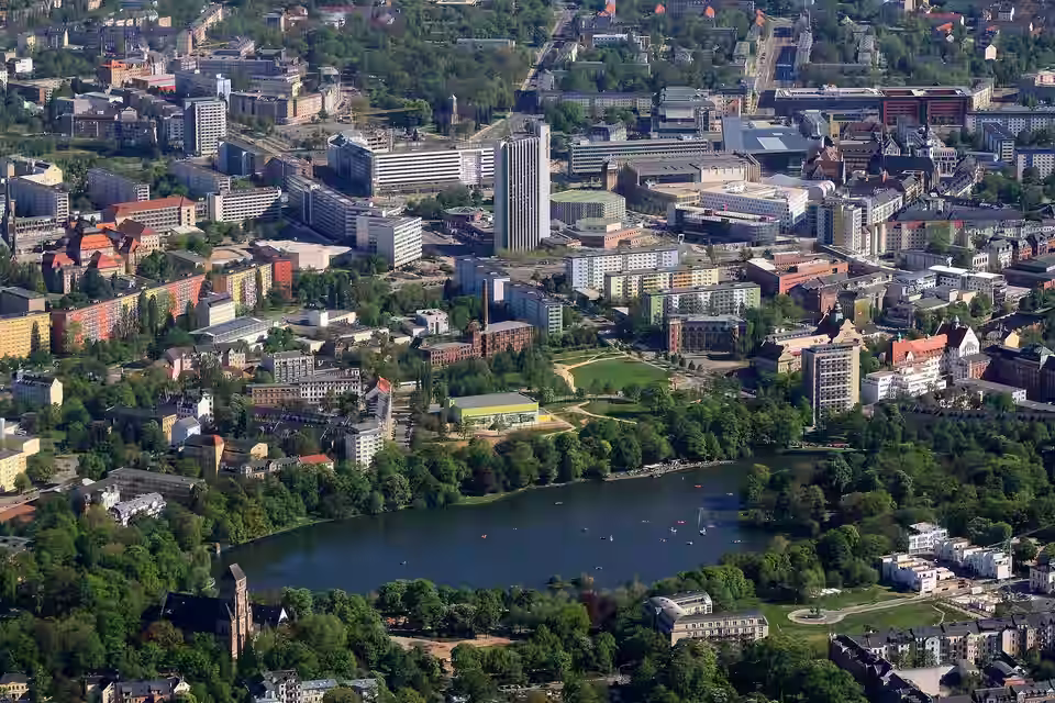 Chemnitz: Schloßkirche am Schloßteich