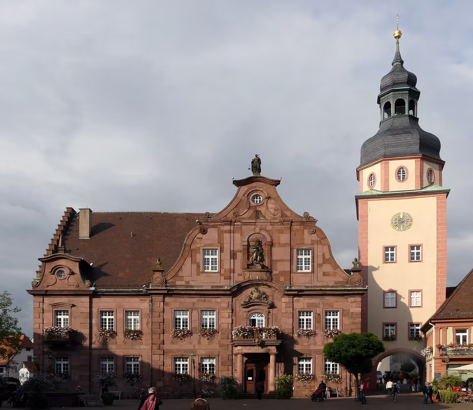 Ettlingen: Rathaus mit Turm fcm