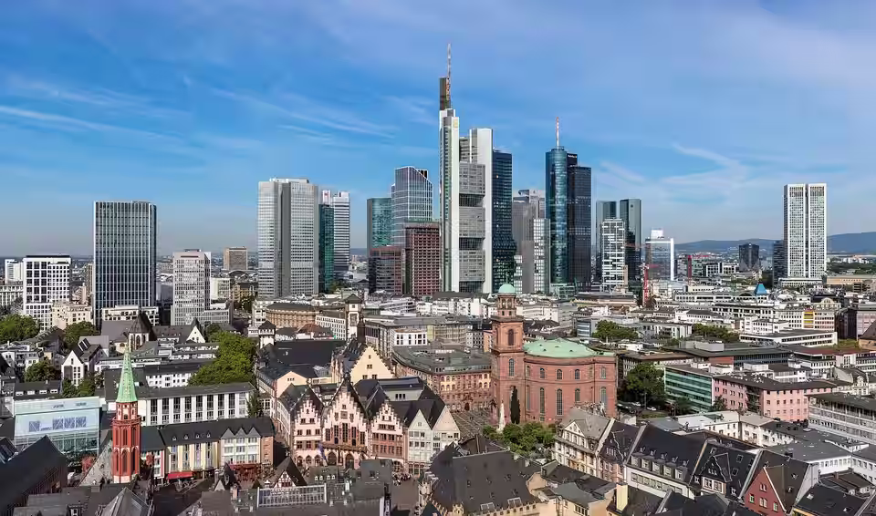Frankfurt am Main: Frankfurter Altstadt mit Skyline