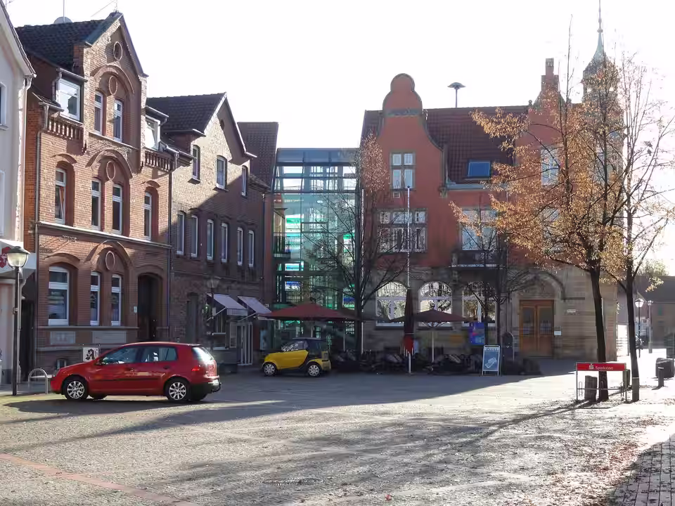 Hessisch Oldendorf: Marktplatz mit Rathaus