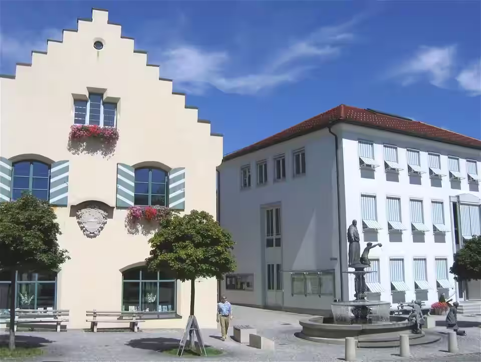 Holzkirchen: Marktplatz Rathaus