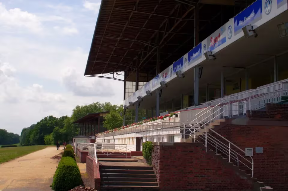 Hoppegarten: Galopprennbahn Haupttribüne