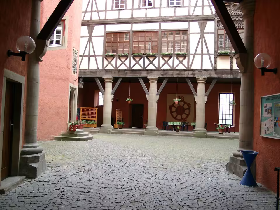 Künzelsau: Kuenzelsau Residenzschloss Innenhof