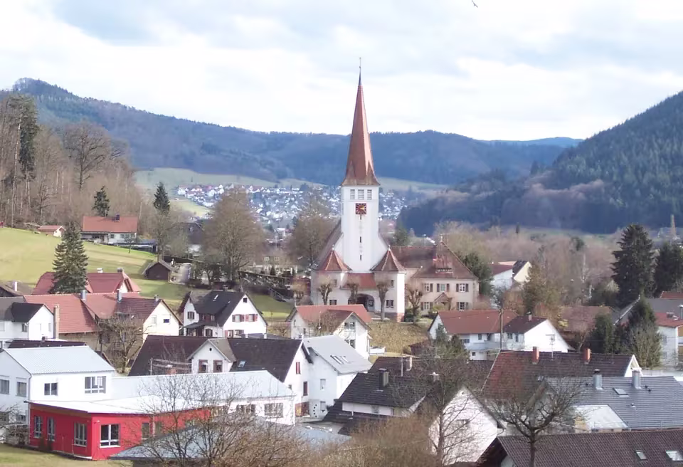 Lahr/Schwarzwald: Kuhbach b. Ortsansicht mit Pfarrkirche Landschaftsbild