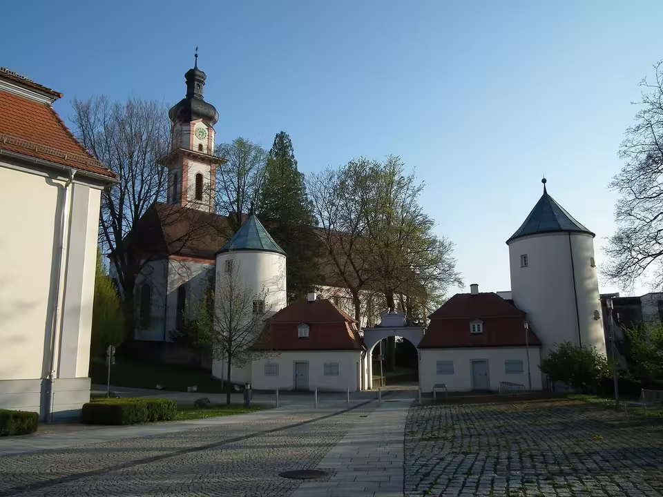 Laupheim: Ensemble Wehrtürme Schloß Großlaupheim St Peter