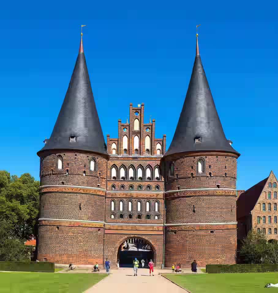 Lübeck: Holstentor in Frontseite Zuschnitt