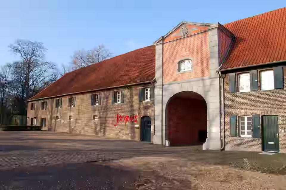 Meerbusch: Haus Meer Vorderansicht1
