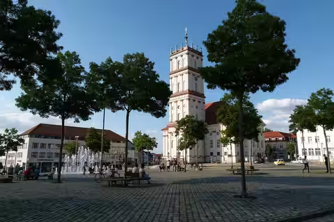 Neustrelitz: Marktplatz mit Stadtkirche