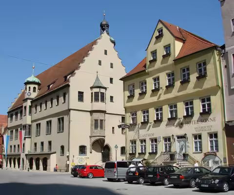 Nördlingen: NördlingenRathausGasthausSonne
