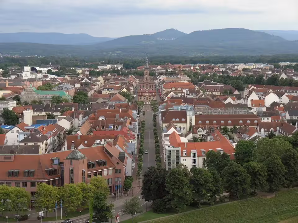 Rastatt: RastattUeberblickRichtungKaiserstrasse