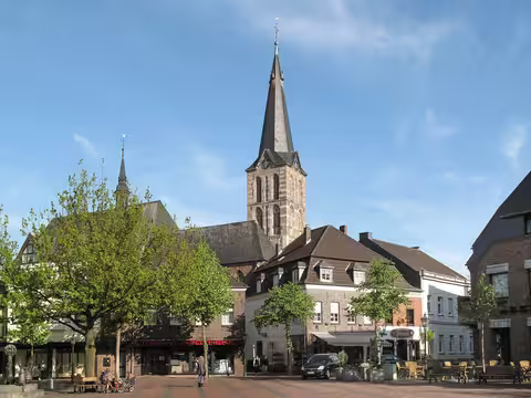 Straelen: kerk vanaf centraal plein foto1 18.10