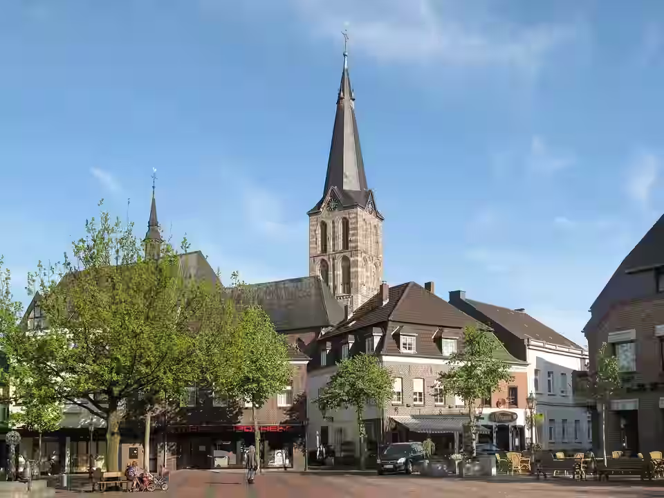 Straelen: kerk vanaf centraal plein foto1 18.10