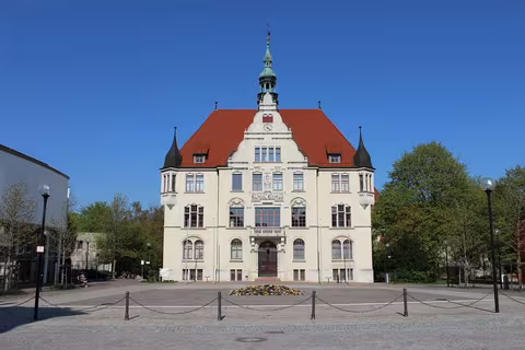 Trossingen: Rathaus weit