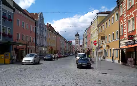 Vilshofen an der Donau: Stadtplatz im Sommer