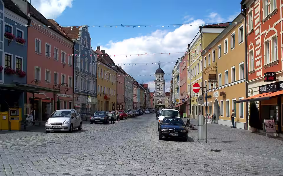 Vilshofen an der Donau: Stadtplatz im Sommer