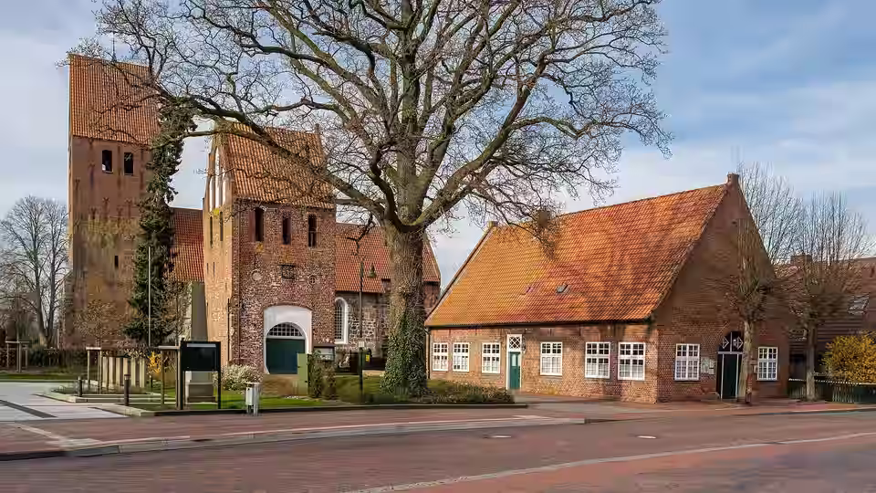 Wiefelstede: Johannes Kirche in mit Glockenturm und